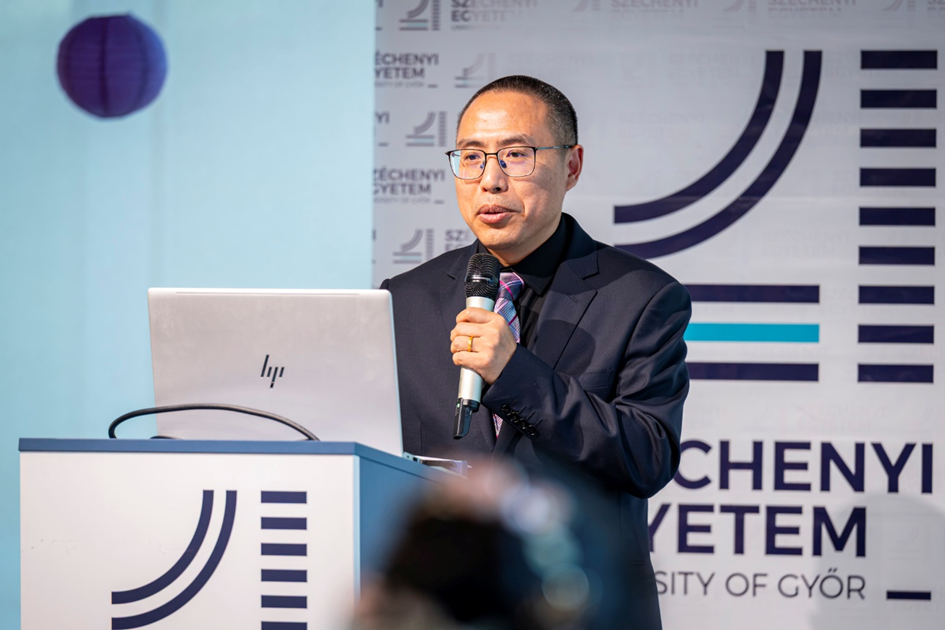 塞切尼·伊什特万大学孔子学院中方院长喻锋平博士在开幕致辞中强调了跨文化对话与校际合作的重要性。（摄影：Máté Dudás）